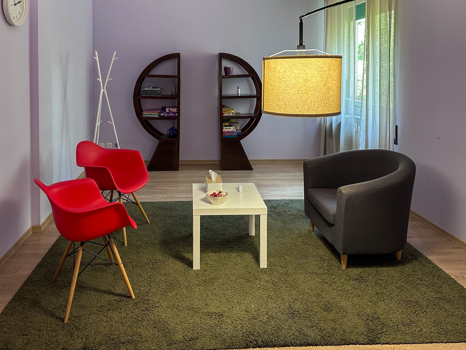 Spazio luminoso con libreria